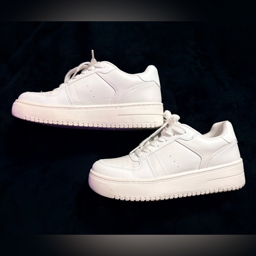 Lola Sneakers - Picture 2 of 3
